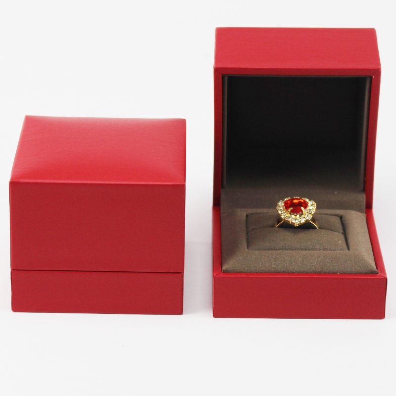 cutie de ambalaje de bijuterii rafinată, personalizată, de înaltă calitate, bijuterii roșii, inel bijuterii cu spumă de burete, dimensiunea este de 68 * 68 * 56mm